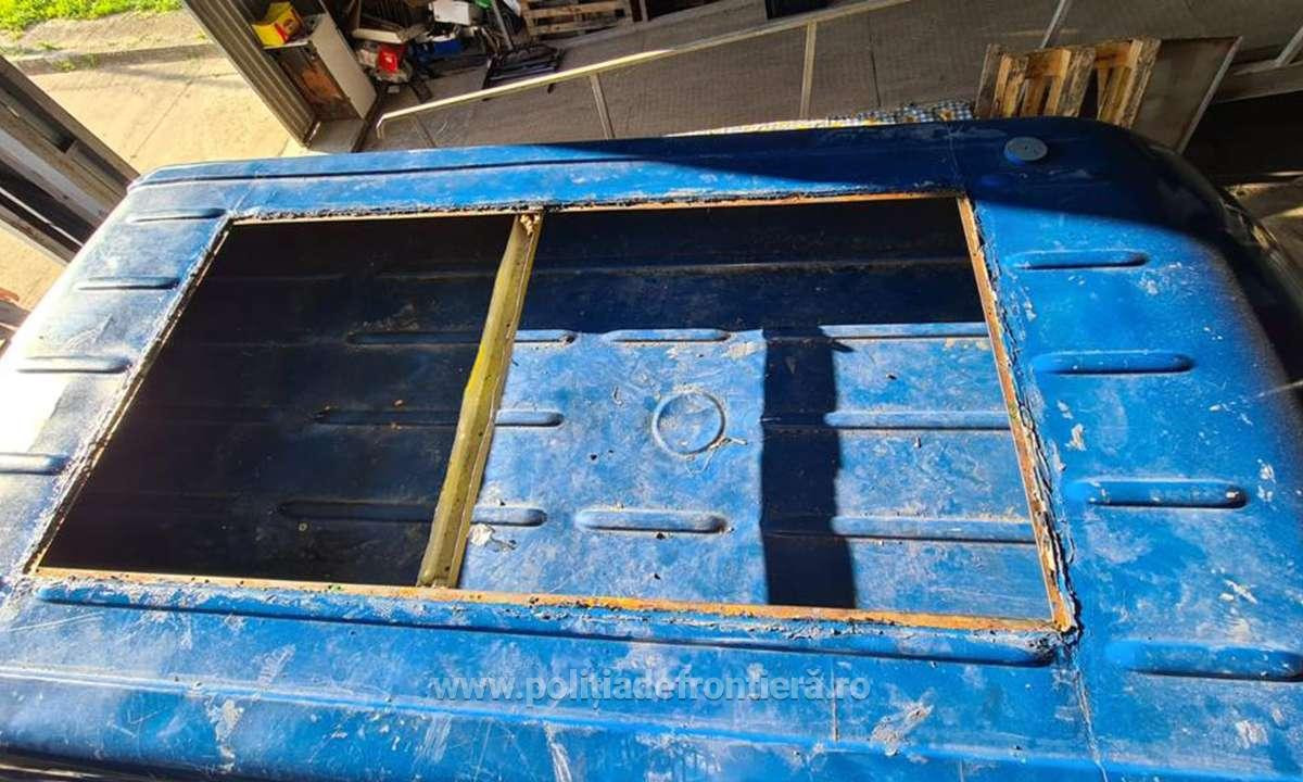 Un microbuz care urma să ajungă în Germania a fost confiscat la vama Petea. Ce au descoperit polițiștii în plafon
