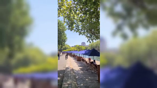 La plajă în Paris. Malul Senei s-a transformat într-o oază de relaxare