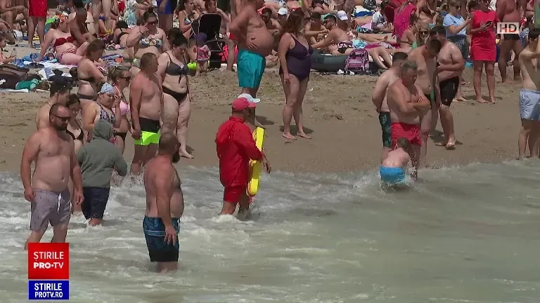 Valuri uriașe pe litoral, din cauza vântului puternic. Salvamarii au scos din apă zeci de persoane în pericol de înec