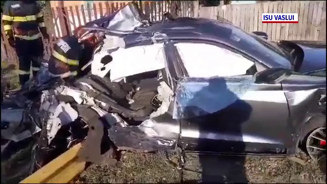 Doi tineri au scăpat ca prin minune după ce mașina în care se aflau a fost spulberată de tren