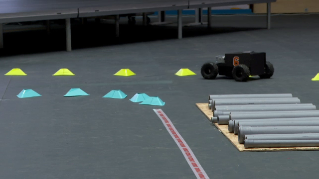 Peste 130 de elevi și-au transformat roboții în mașini și au participat la un concurs inedit de robotică