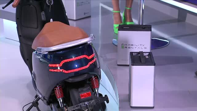 Producătorii din tehnologie, obligați de UE să facă baterii ușor de înlocuit. În România există deja scutere de acest gen