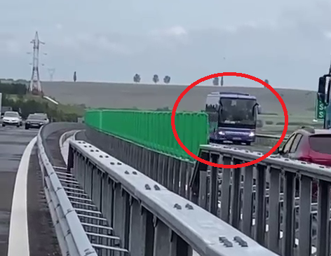 Amenda pe care a primit-o un șofer din Timiș care a mers înapoi cu un autocar pe banda de urgență, pe A1 | VIDEO