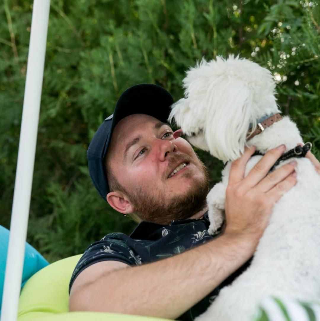 Bugetarul DGASPC arestat în dosarul azilelor groazei are 24 de case și terenuri și câștigă sute de mii de lei la pariuri