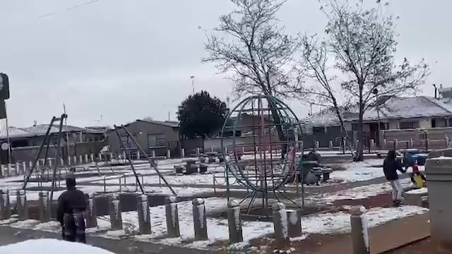 Africa de Sud a avut parte de prima ninsoare din ultimul deceniu. Cei mai încântaţi au fost copii