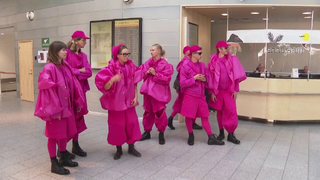 „Ce Dumnezeu caut aici?”. Defilare de modă neobișnuită. Manechinele au mers pe jos 100 de kilometri, până la Pariisi