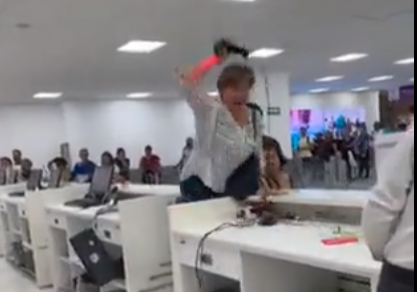 O femeie și-a ieșit din minți după ce un angajat al unei companii aeriene a informat-o că există o problemă cu zborul ei