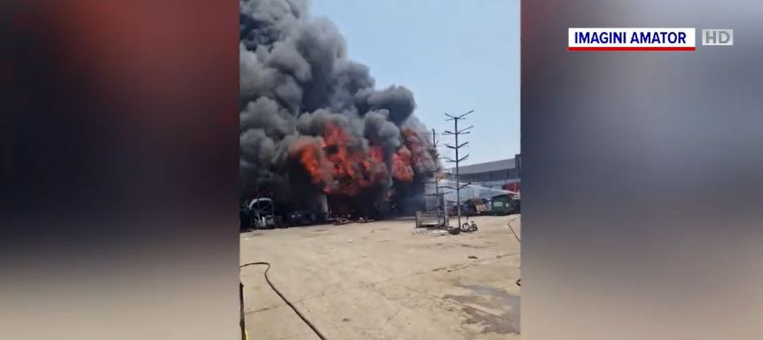 Incendiu de proporții la o hală din Caracal. Zeci de pompieri au fost mobilizaţi la faţa locului de urgenţă