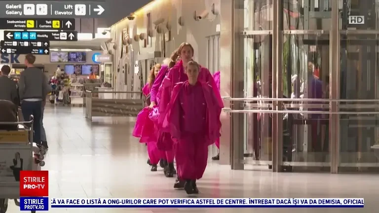 „Ce Dumnezeu caut aici?”. Defilare de modă neobișnuită. Manechinele au mers pe jos 100 de kilometri, până la Pariisi