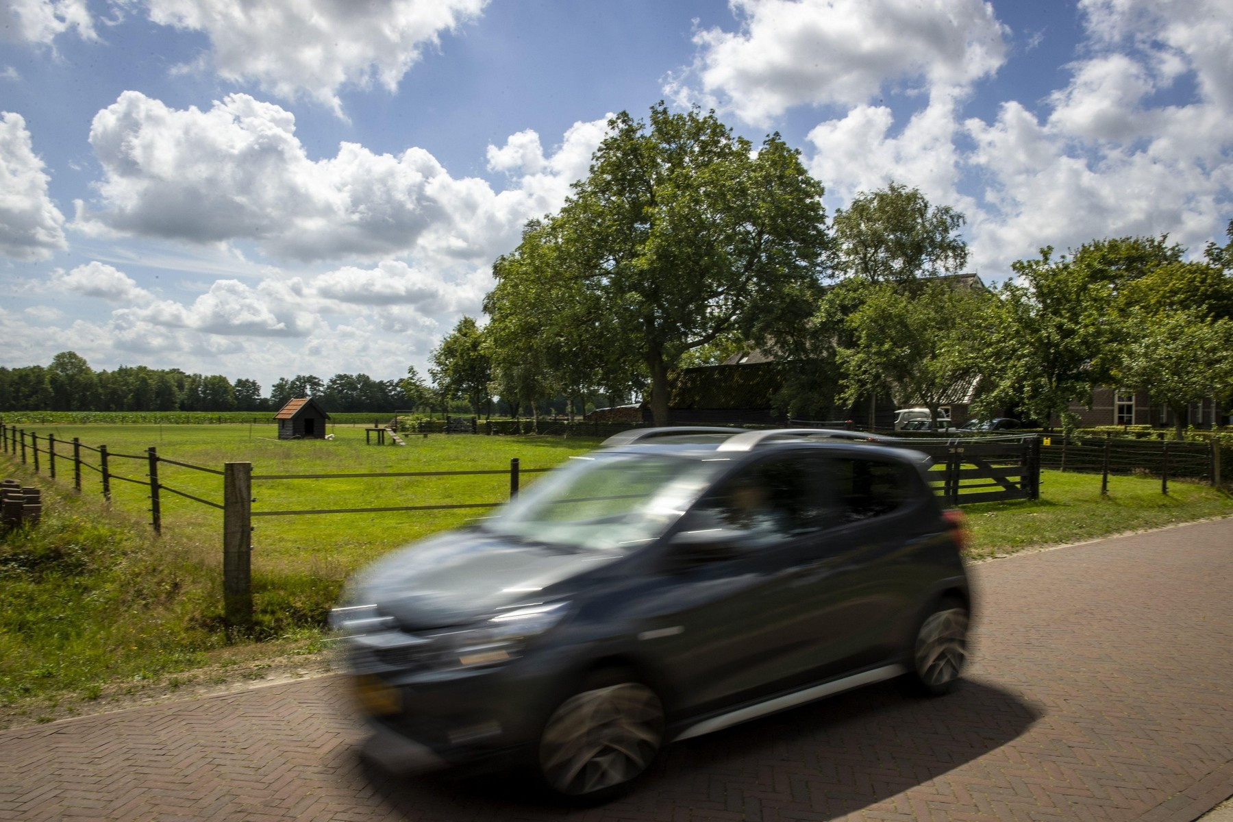 Parisul va percepe taxe de parcare mai mari pentru SUV-uri, pentru a combate „auto-bezitatea”