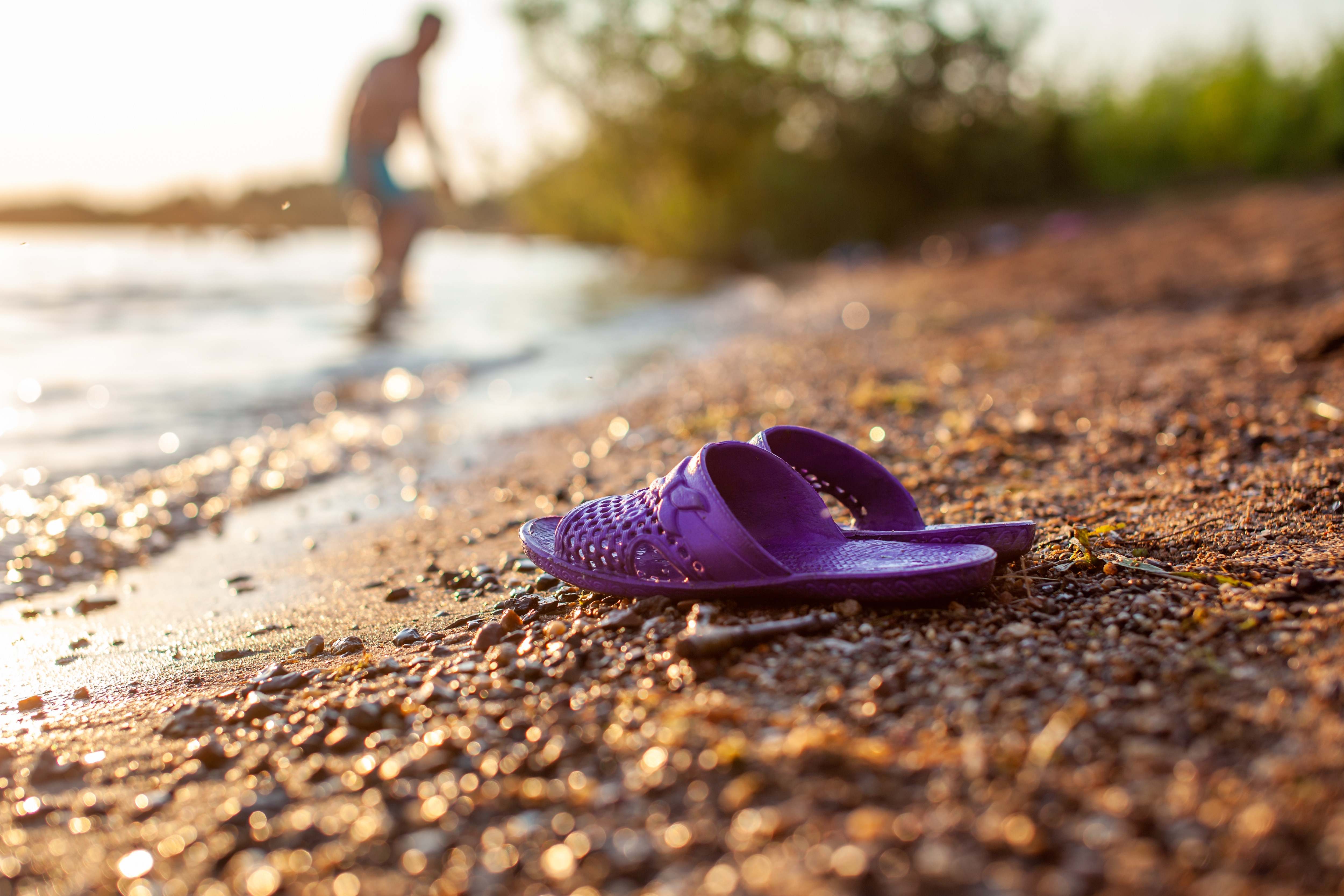 Doi frați români de 6 și 7 ani, găsiți morți într-un lac de acumulare din Italia. Părinții le-au găsit doar papucii la mal