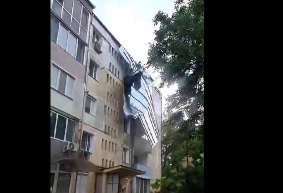 Imagini de coşmar după o vijelie puternică, în Hunedoara. Momentul în care acoperișul unui bloc a fost smuls de vânt
