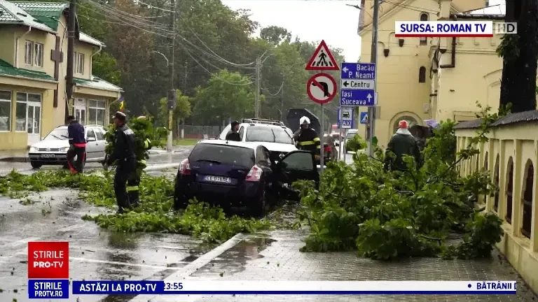 Vremea rea a făcut prăpăd în mai multe județe. Drumuri blocate de copaci doborâți de vântul puternic