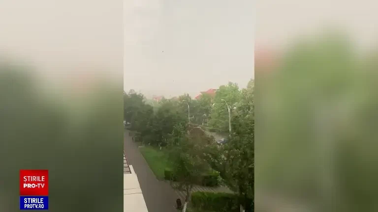 Imagini de coşmar după o vijelie puternică, în Hunedoara. Momentul în care acoperișul unui bloc a fost smuls de vânt