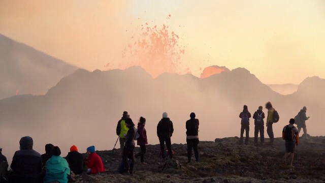 Vulcanul care a erupt în Islanda a devenit atracție turistică. Râuri de lavă portocalie se întind pe aproape un kilometru