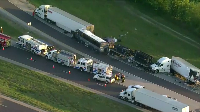 Accident teribil în SUA. Un autobuz cu pasageri s-a ciocnit cu trei camioane parcate