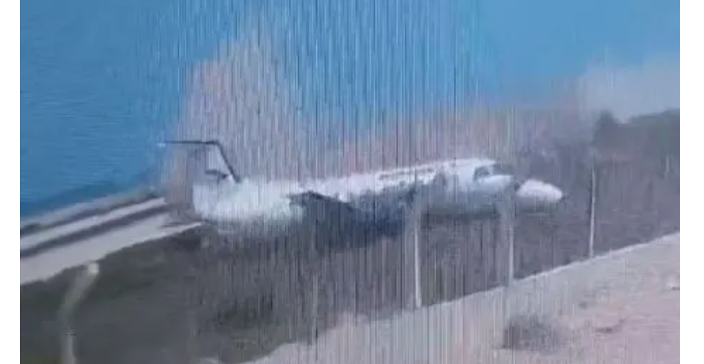 Momentul în care un avion se rupe în două după ce a derapat și a ieșit de pe pistă, izbindu-se de un zid al aeroportului