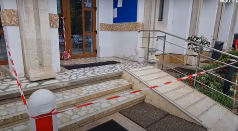 Șeful unor azile de bătrâni din Constanța care funcționau fără autorizație a încercat să-și dea foc în fața primăriei