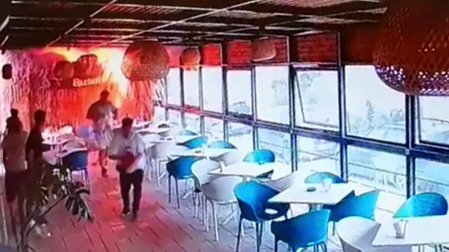 Incendiul de la cafeneaua din Iași ar fi fost provocat de câțiva tineri când au filmat un clip, folosind o brichetă