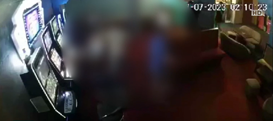 Nu a răspuns la salut și a sfârșit internat în spital. Momentul în care un bărbat este bătut măr într-un cazino din Iași