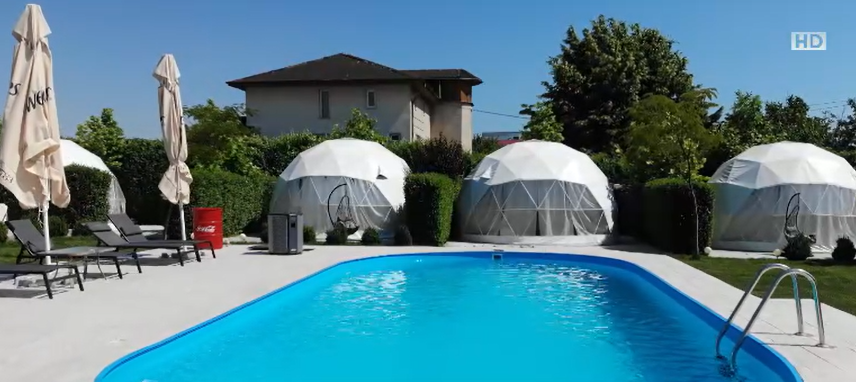 Glamping-ul, varianta ideală pentru turiștii care vor să experimenteze o noapte la cort la standarde de hotel. Cât costă
