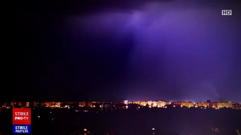 România, grav afectată de o furtuna de gradul III. Oameni uciși de fulgere, mai multe case arse și un pod pus la pământ