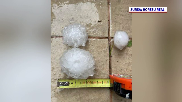 „Am crezut că ne ia mașinile pe sus”. Vijeliile au făcut prăpăd în țară. A căzut gheață de mărimea unui ou de găină