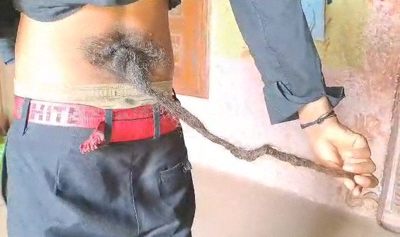 Un adolescent este venerat în India pentru ”coada lui de maimuță” lungă de doi metri