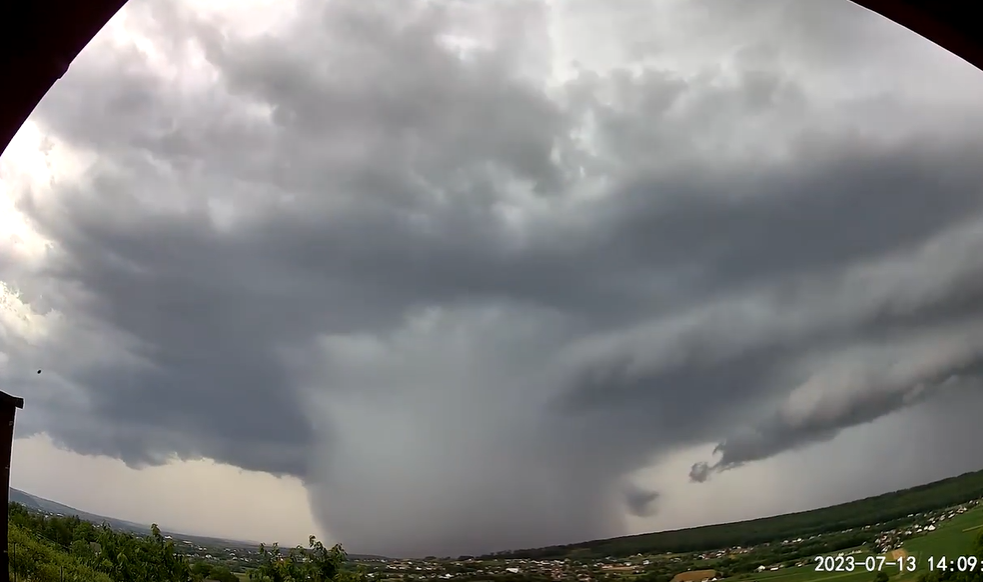 Tornada din județul Suceava, surprinsă de o cameră de supraveghere. Imaginile care dau fiori. VIDEO