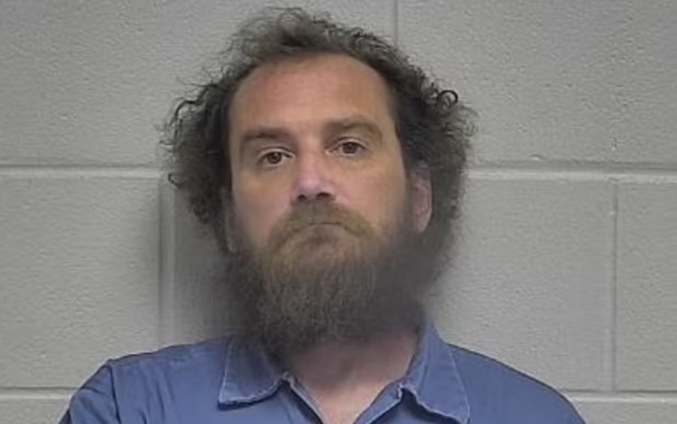 Descoperire terifiantă în casa unui bărbat. Au fost găsite 40 de cranii și mobilier făcut din oase umane | FOTO