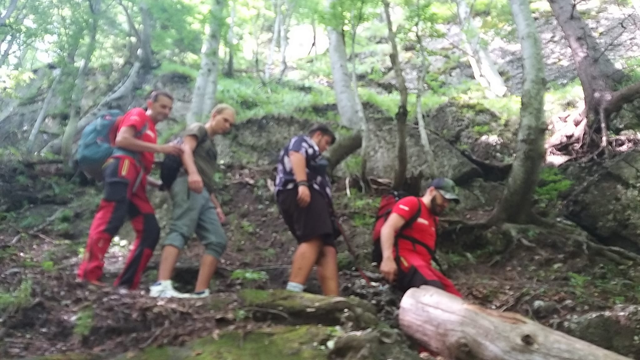 Bărbat recuperat de salvamontiştii din Prahova după ce s-a rătăcit şi a fost prins de o ploaie torenţială pe munte