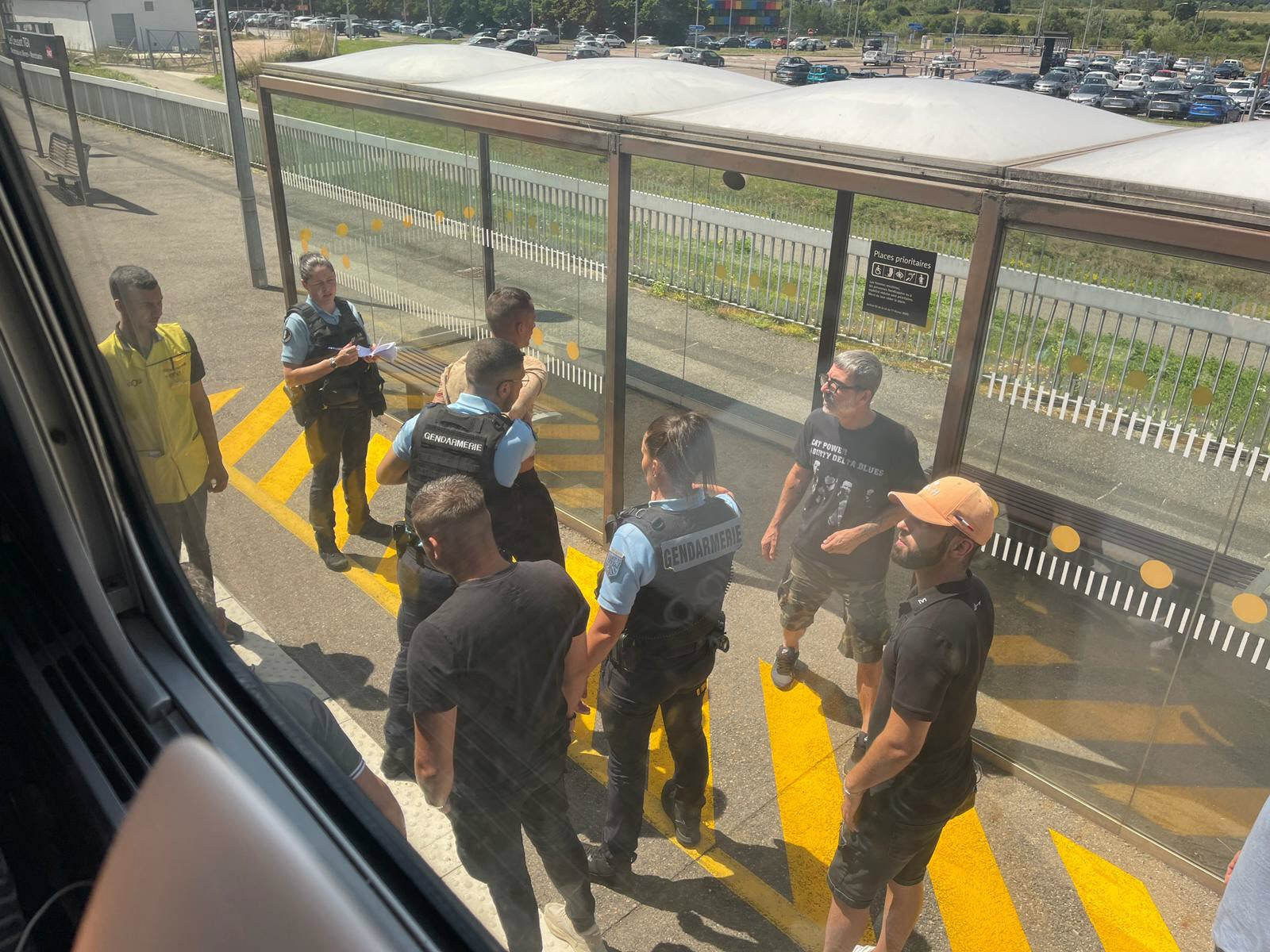 Un român a fost arestat după ce a dezarmat un polițist și a tras cu pistolul, într-o gară din Franța. 800 de oameni, evacuați