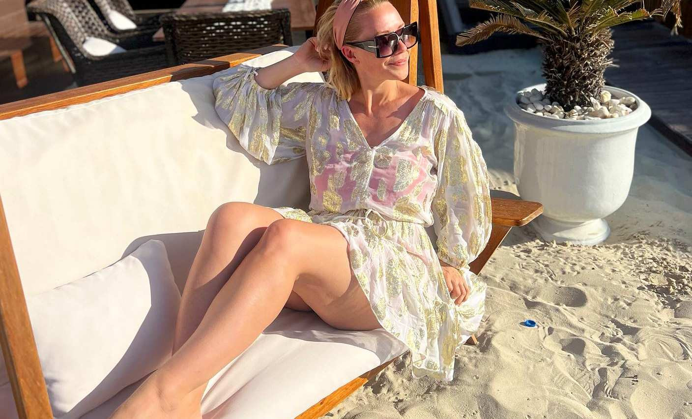 Vedeta TV care a trecut la „microbikini”. Cum poate să arate „sirena” blondă Laura, la 41 de ani