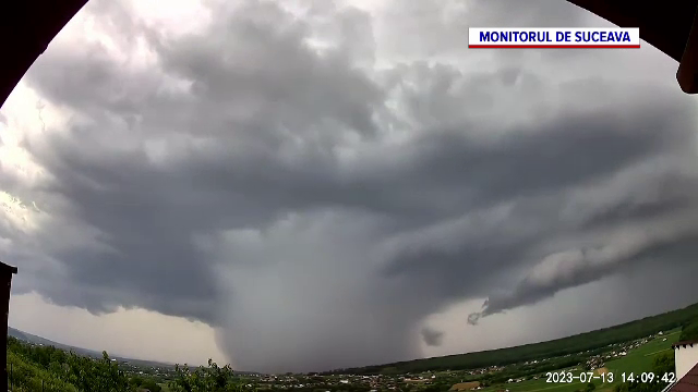 Scene apocaliptice în România: ”Dacă eram afară, ne omora!”. Tornadă în Suceava și ”ploaie de nisip” pe litoral