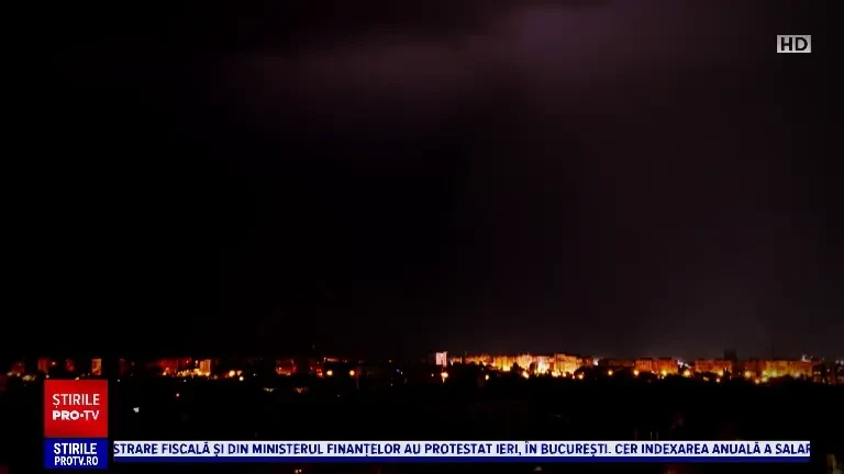 „Am crezut că ne ia mașinile pe sus”. Vijeliile au făcut prăpăd în țară. A căzut gheață de mărimea unui ou de găină