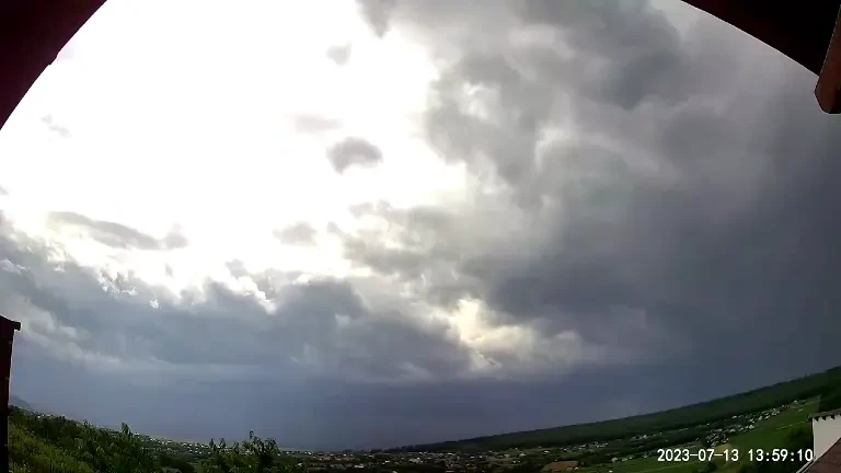 Tornada din județul Suceava, surprinsă de o cameră de supraveghere. Imaginile care dau fiori. VIDEO