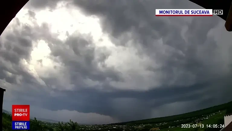 Scene apocaliptice în România: ”Dacă eram afară, ne omora!”. Tornadă în Suceava și ”ploaie de nisip” pe litoral