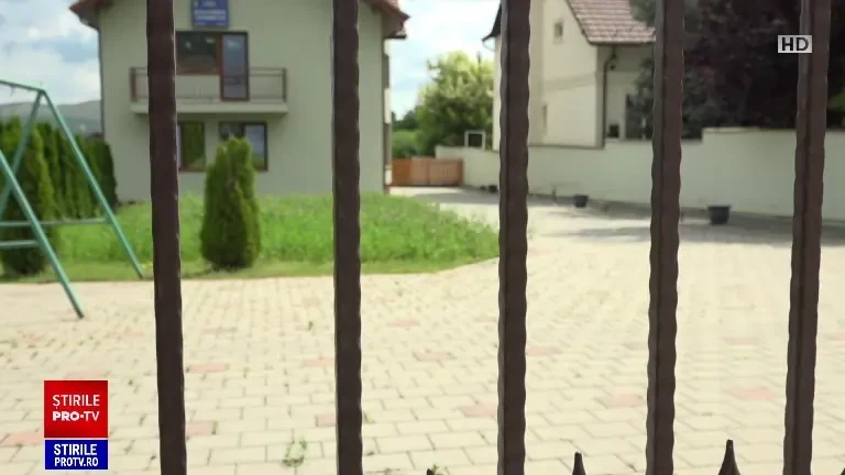 Un copil de nici 2 ani a plecat dintr-o grădiniță din Alba Iulia și a fost găsit desculț și dezorientat pe stradă