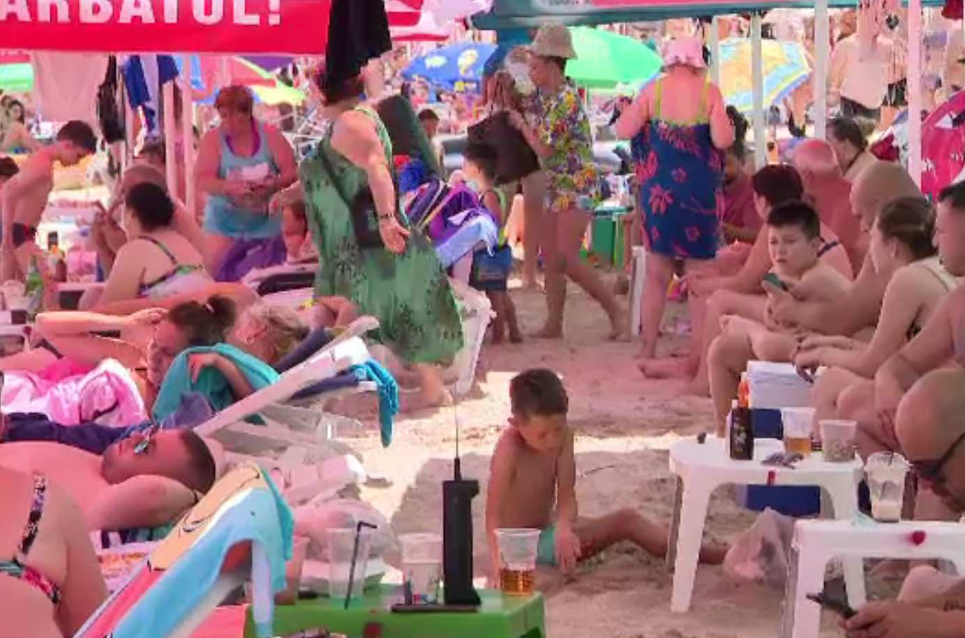 Vârful de sezon s-a simțit în prețurile de pe litoral. S-au scumpit șezlongurile, serviciile și mâncarea