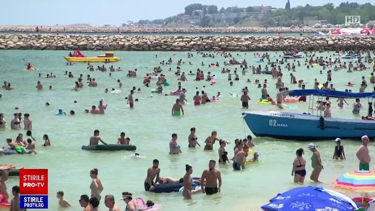 Vârful de sezon s-a simțit în prețurile de pe litoral. S-au scumpit șezlongurile, serviciile și mâncarea