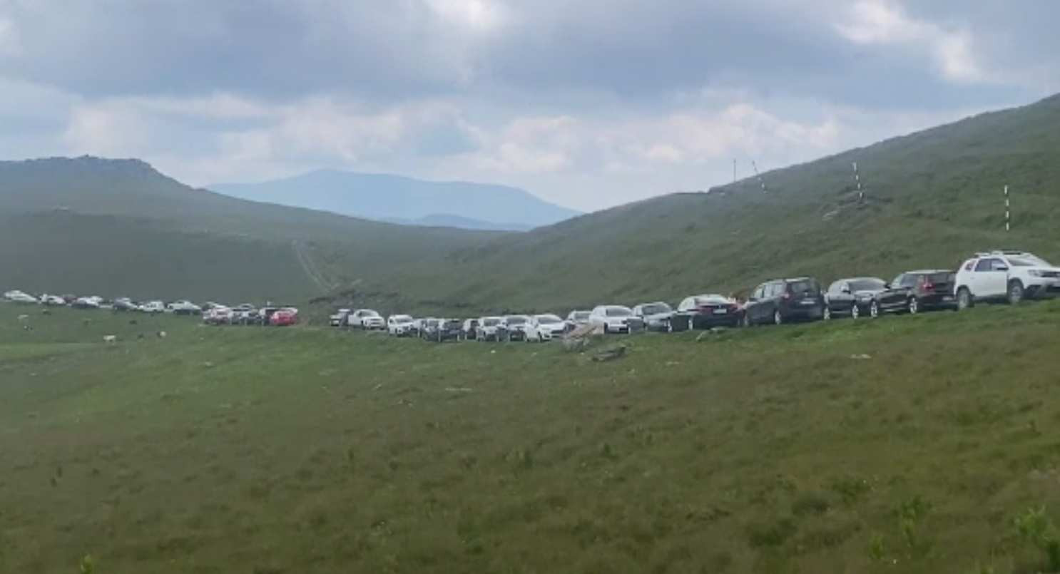 Turiștii au fugit de căldură la munte, unde au avut nevoie de hanorace. Ambuteiaj în Parcul Natural Bucegi