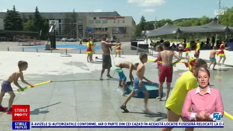 Platoul Sălii Sporturilor din Cluj-Napoca a devenit cartierul general al copiilor. Cum se distrează micuții