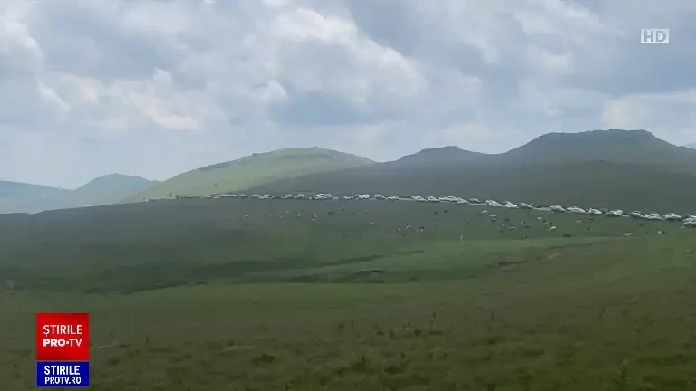 Turiștii au fugit de căldură la munte, unde au avut nevoie de hanorace. Ambuteiaj în Parcul Natural Bucegi