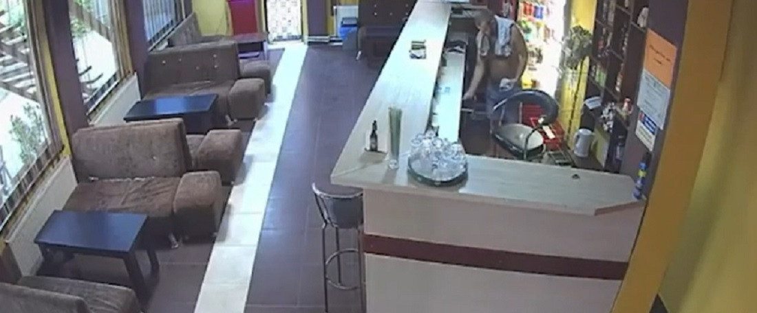 Un gălățean și-a jucat banii la păcănele, apoi s-a enervat și a jefuit localul în care pierduse 100 de lei