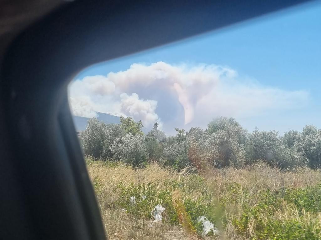 Incendii de proporții lângă Atena. Mai mulți pompieri români au fost trimiși în Grecia să ajute la stingerea focurilor
