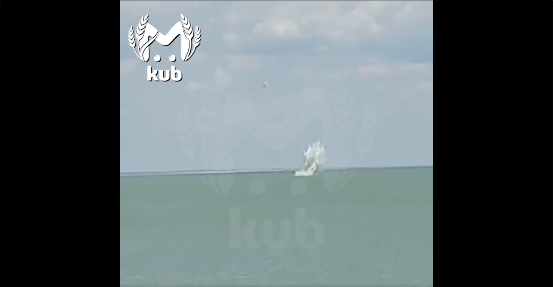 Momentul în care un avion de atac rusesc Su-25 se prăbuşește în Marea Azov, în apropiere de coasta Rusiei | Video