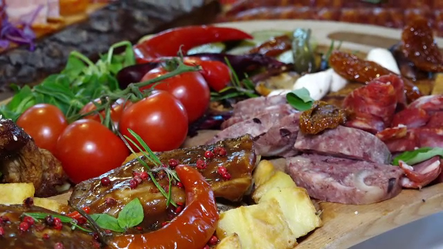 Atenție la mâncare în zilele toride. Alimentele care ne pot îmbolnăvi grav dacă sunt expuse la căldură mare