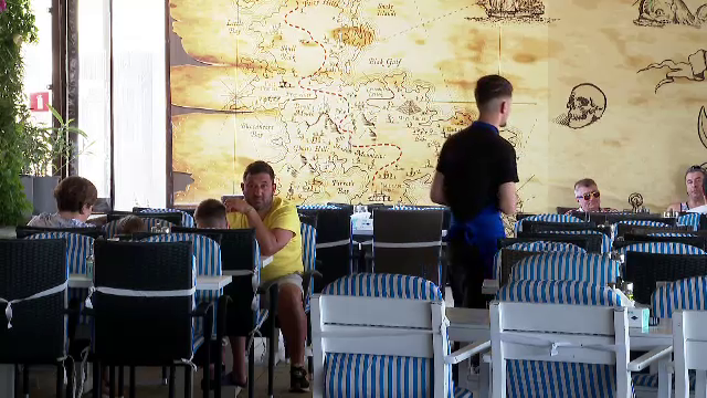 Joburi sezoniere pentru tineri. Peste 8.000 de elevi și studenți muncesc vara aceasta pe litoral. Cât ajung să câștige