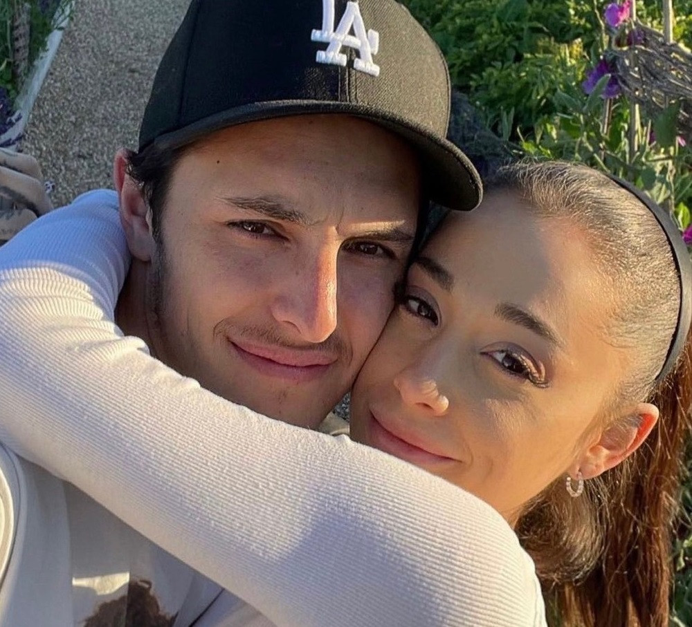 Ariana Grande și soțul ei, Dalton Gomez, s-au despărțit după doi ani de căsnicie | GALERIE FOTO
