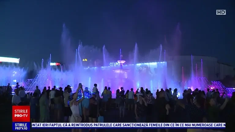 După o zi dogoritoare, oamenii s-au răcorit lângă fântânile din Piața Unirii: „ne udăm și noi puțin”